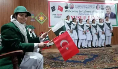 Milli Eğitim Bakanı Tekin, Pakistan’da Kinnaird Kız Lisesi’ni Ziyaret Etti