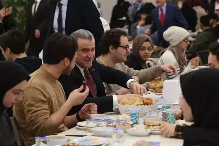 Bakan Osman Aşkın Bak, İbn Haldun Üniversitesi’nde öğrencilerle iftarda buluştu