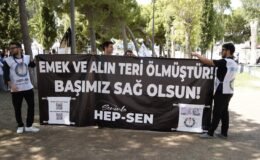 Ege Üniversitesi’nde Sağlıkçılardan Siyah Çelenkli Protesto