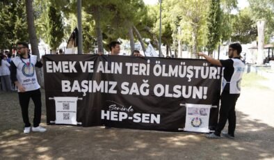 Ege Üniversitesi’nde Sağlıkçılardan Siyah Çelenkli Protesto