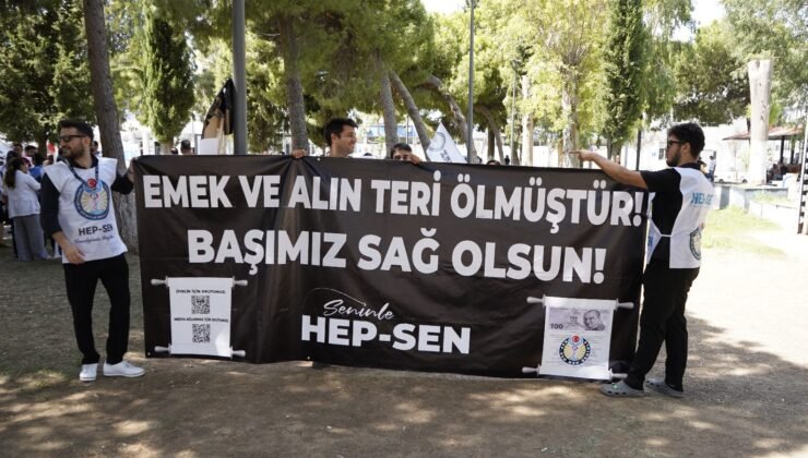 Ege Üniversitesi’nde Sağlıkçılardan Siyah Çelenkli Protesto